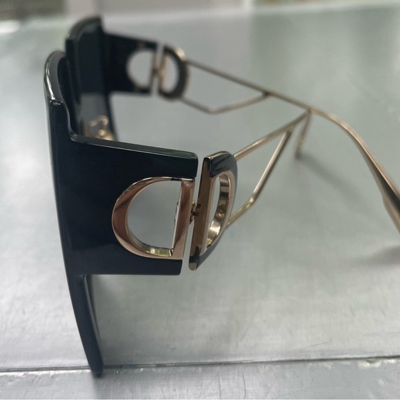 Dior Sunglasses 30Montaigne Black with Gold- with case and cloth- amazing. - Picture 5 of 9